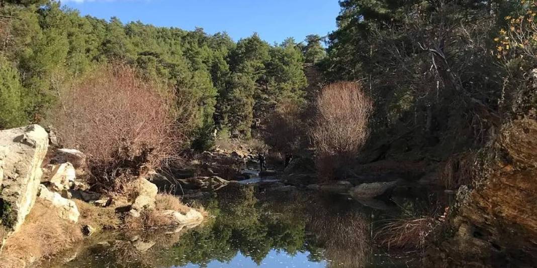 Bu gölü gören dönüp bir daha bakıyor! Türkiye’nin ‘Aynaya dönüşen gölü’: Şifalı suyu hayran bırakıyor 4